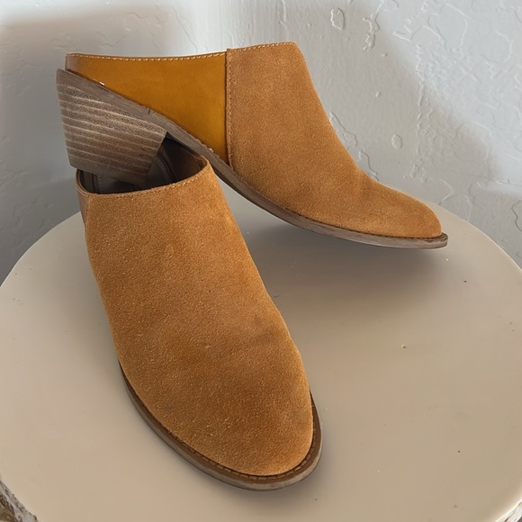 Kelsi Dagger mustard gold suede mules booties Women’s Sz 8.5 - Picture 2 of 9